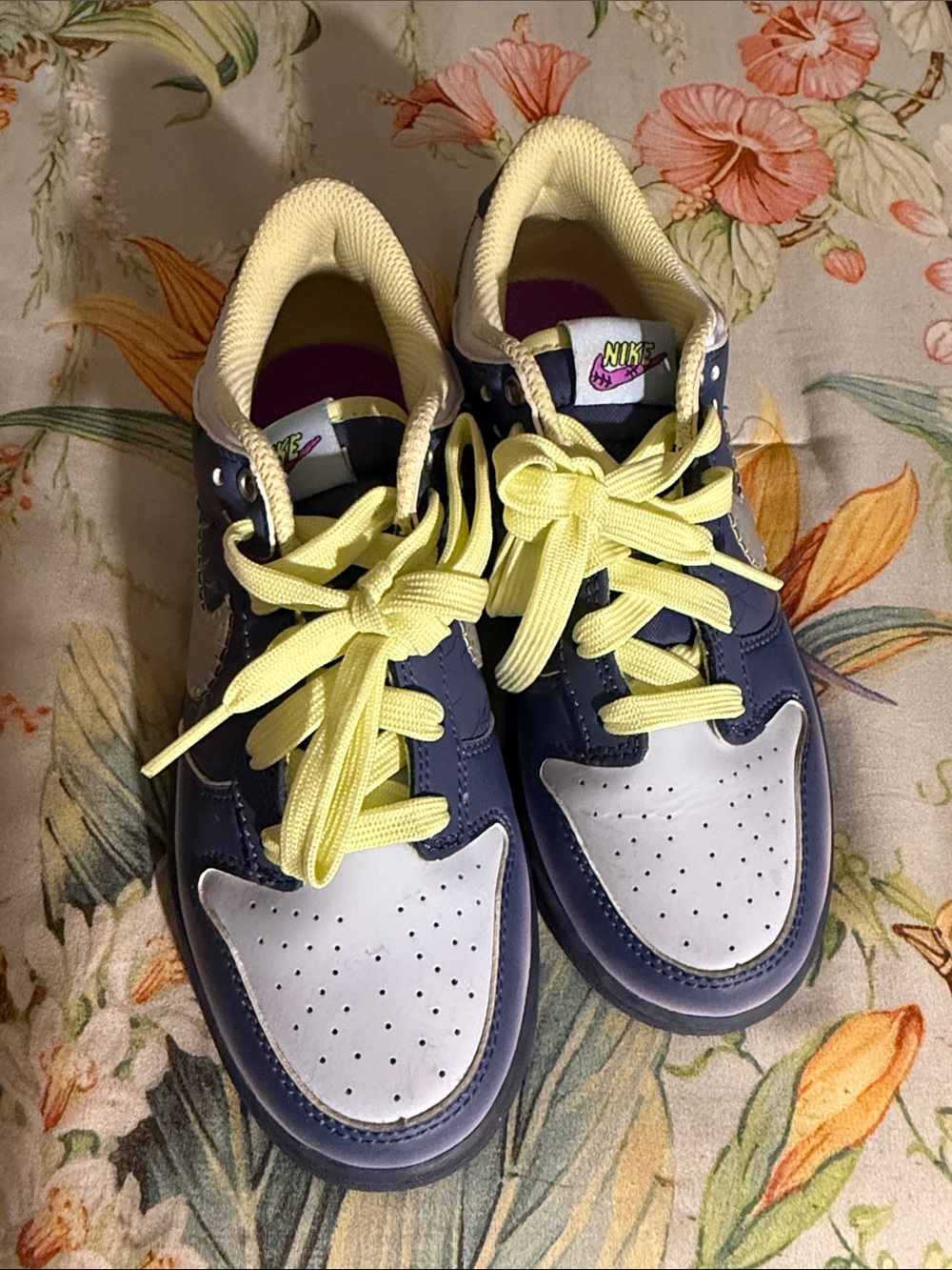 Nike Kids Low-Top Sneakers in Navy, Light Yellow and White